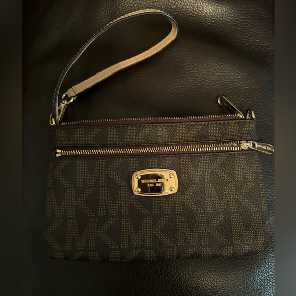 MICHAEL Michael Kors Monogram
PVC Large Wristlet - Picture 1 of 7